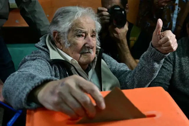 José Mujica votando.