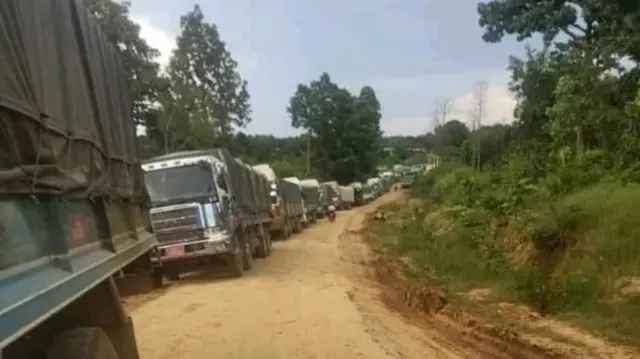 မဟာမြိုင်လမ်းမှာ ကားတွေပိတ်မိနေစဥ်