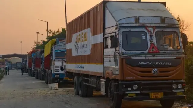 वीरगन्ज भन्सारबाट नेपाल भित्रिँदै गरेका मालवाहक ट्रक