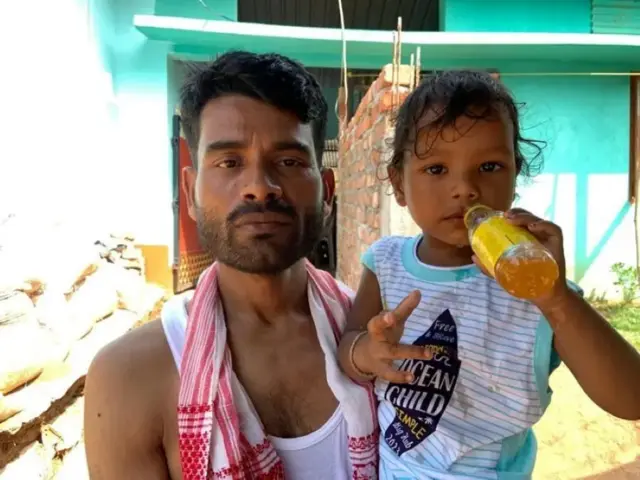 अविनाशचे वडील होरोलाल सरकार त्यांच्या धाकट्या मुलासोबत 