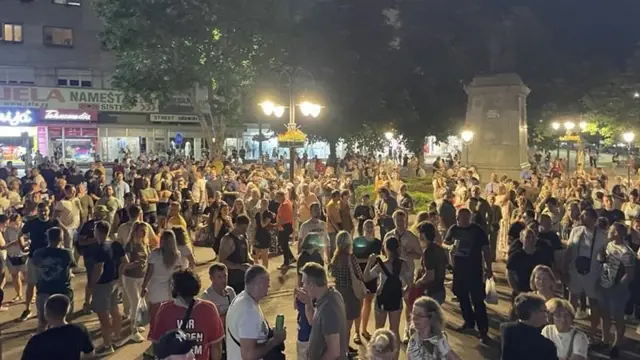 Pristalice opozicije i građani na Trgu oslobođenja u Zaječaru