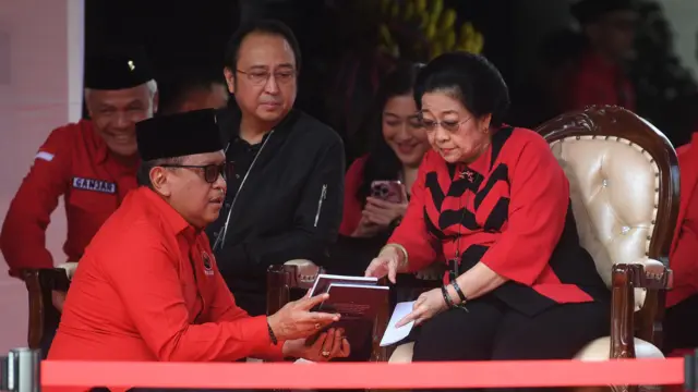 Ketua Umum PDIP Megawati Soekarnoputri (kanan) berbincang dengan Sekjen Hasto Kristiyanto (kiri) disaksikan Ketua DPP Prananda Prabowo (tengah) saat perayaan HUT ke-52 PDI Perjuangan di Jakarta, Jumat (10/1/2025)