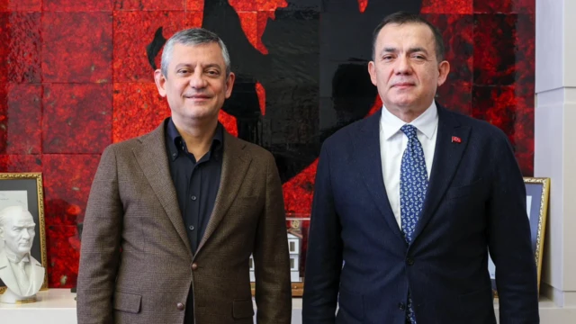 CHP Genel Başkanı Özgür Özel ve Mersin Yenişehir Belediye Başkanı Abdullah Özyiğit birarada poz veriyor