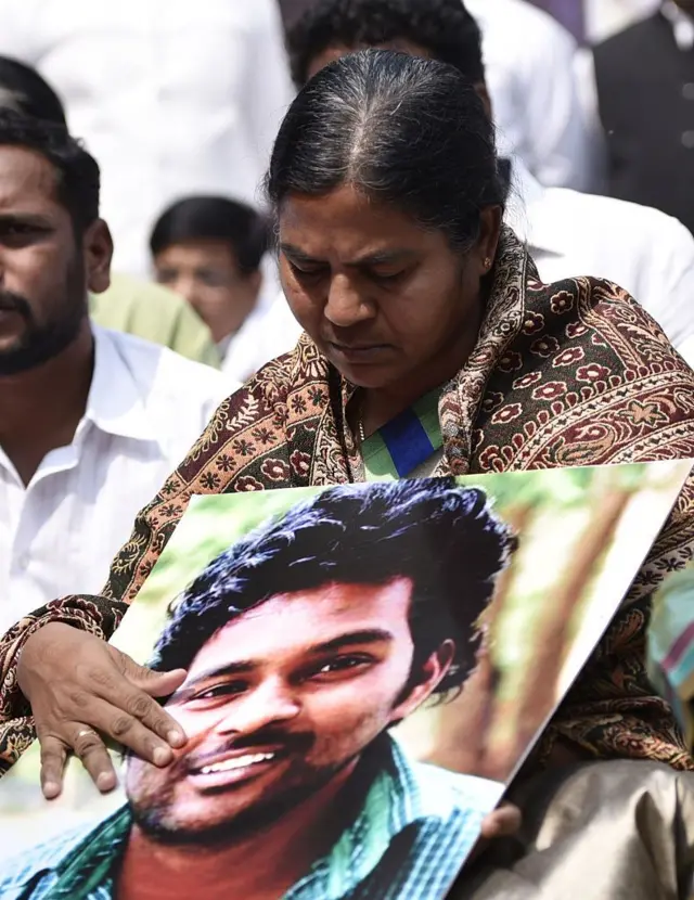 राधिका वेमुला रोहितच्या फोटोसहित