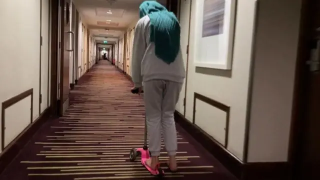 ځینې افغان کډوال له څو میاشتو راهیسې په بریتانوي هوټلونو کې مېشت دي.