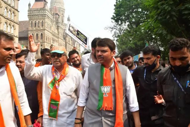 नवाब मलिकांना महाविकास आघाडीच्या मंत्रिमंडळातून काढून टाकावे यासाठी देवेंद्र फडणवीस यांनी आझाद मैदानाजवळ केलेले आंदोलन