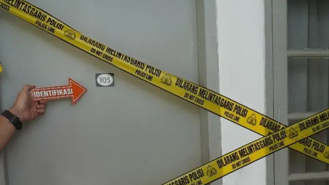 TKP penemuan jasad diplomat Kemlu di kawasan Menteng, Jakarta Pusat, Selasa, (08/07) dipasang garis polisi.