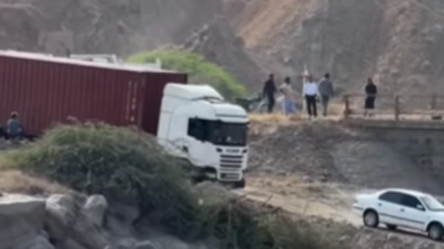 ویدیوی منتشر شده در شبکههای اجتماعی مسیر جایگزین اطراف یکی از پلهای تخریب شده را نشان میدهد