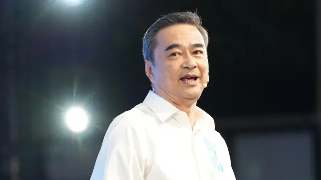 ထိုင်းဝန်ကြီးချုပ်ဟောင်း အဘိဆစ်ကို စင်မြင့်ထက် စကားပြောနေတာမြင်တွေ့ရ 