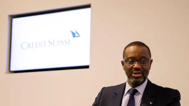 Tidjane Thiam devant un panneau du Credit Suisse