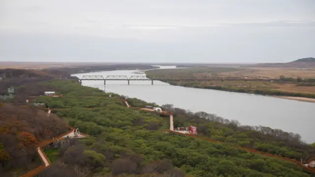 Ponte na paisagem sobre rio