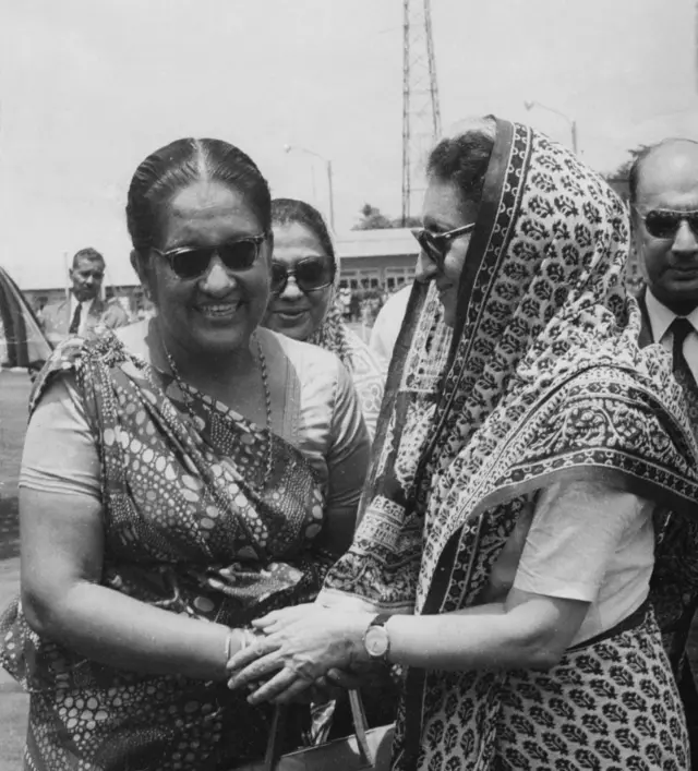 सिरिमाओ भंडारनायके इंदिरा गांधी के साथ 