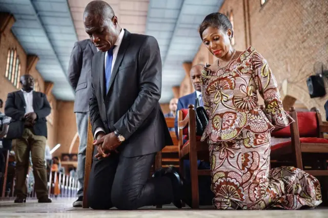 Le candidat à la présidence Martin Fayulu et son épouse Esther s'agenouillent à la cathédrale Notre-Dame-de-Kinshasa à Kinshasa lors d'un service religieux le 29 décembre 2018.
