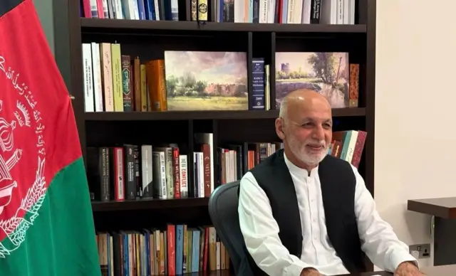 سره له دې چې محمد اشرف غني په تېرو څه باندې دوو میاشتو کې په ټولنیزو شبکو کې خپل پیغامونه او عامه څرګندونې زیاتې کړې دي، خو لا هم د خپل اوسني استوګنځي په اړه چوپتیا غوره کړې او په دې اړه یې هېڅ معلومات نه دي خپاره کړي.