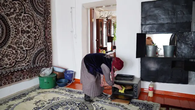 Нан бышырат, суу ташыйт...