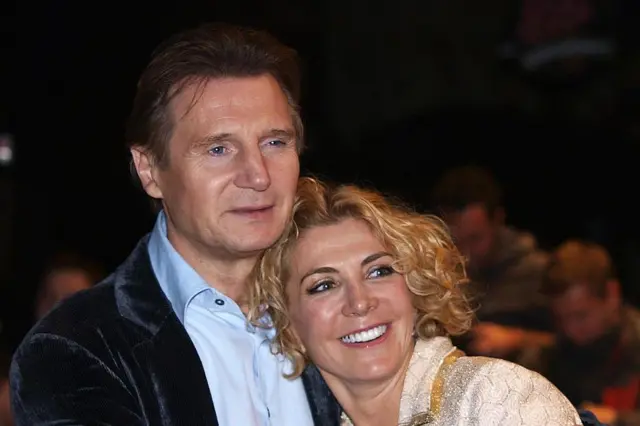 Liam Neeson ve Natasha Richardson birbirine sarılıyor