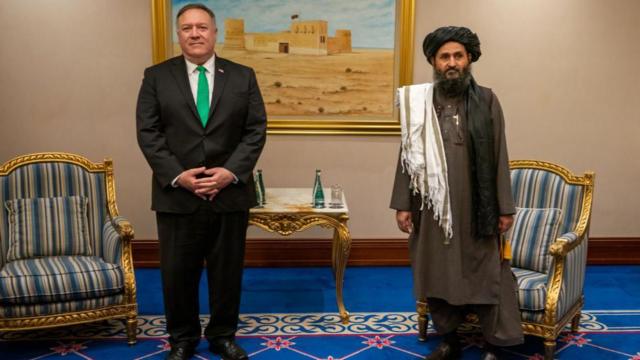 مایکل پمپئو وزیر امور خارجه وقت ایالات متحده با ملا عبدالغنی برادر مسئول امور سیاسی طالبان در دوحه قطر در ۱۲ سپتامبر ۲۰۲۰ ملاقات کرد