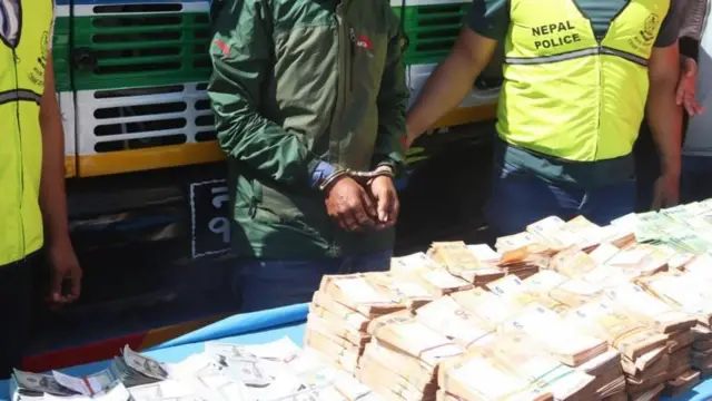 टोखामा बरामद गरिएको विदेशी मुद्राका साथमा पक्राउ परेका व्यक्तिलाई उपस्थित गराउँदै प्रहरी
