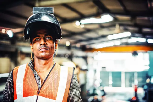 ગુજરાત નવા શ્રમ કાયદા, આઠ કલાકને બદલે બાર કલાકની શિફ્ટ, મહિલાઓ માટે નાઇટ શિફ્ટ, ગોપાલ ઇટાલિયા, જિજ્ઞેશ મેવાણી, ઉમેશ મકવાણા બિલ ફાડ્યું, બીબીસી ગુજરાતી સમાચાર