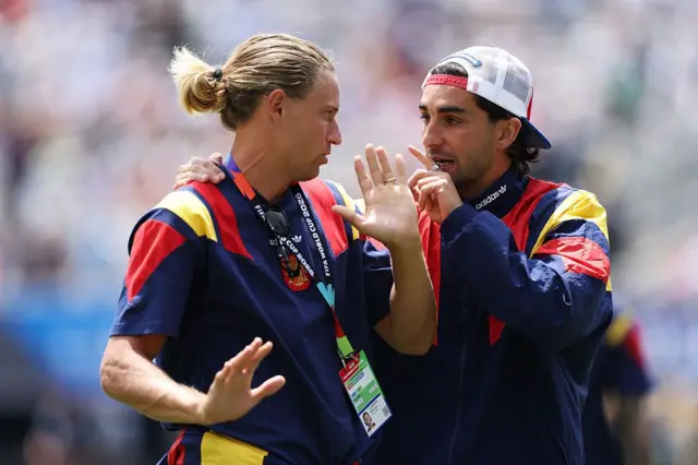 Marcos Llorente y Ferrán Torres hablando antes de la final del Mundial 2026, donde quedaron campeones.