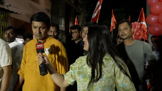 
পানিহাটির পিয়ারলেস নগর আবাসনে প্রচার করতে করতে বিবিসিকে সাক্ষাৎকার দিচ্ছেন সিপিআইএম প্রার্থী কলতান দাশগুপ্ত। 