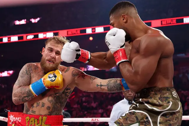 Ẹṣẹ ọwọ ọtun Joshua dun lẹrẹkẹ Jake Paul.