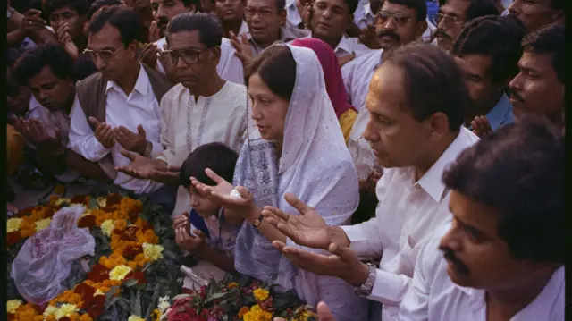 জিয়াউর রহমানের কবর জিয়ারত করছেন খালেদা জিয়া।