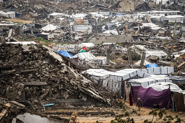 संयुक्त राष्ट्र के मुताबिक ग़ज़ा में लगभग 80 फ़ीसदी इमारतें बर्बाद हो चुकी हैं या फिर ये क्षतिग्रस्त हैं