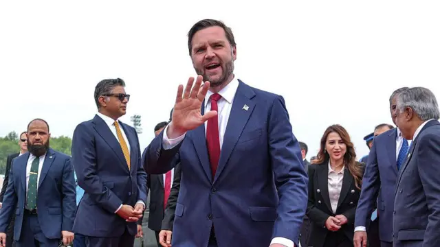 Американська делегація на чолі з віцепрезидентом Джей Ді Венсом прибула до столиці Пакистану, де у суботу мають розпочатися переговори між США та Іраном