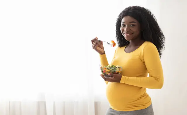 Femme enceinte qui mange