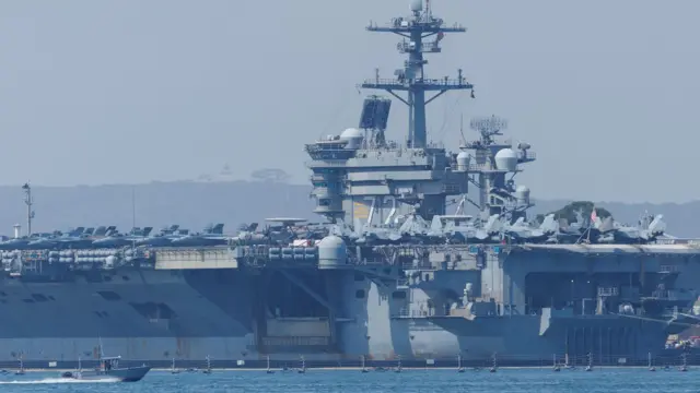 O porta-aviões classe Nimitz USS Abraham Lincoln (CVN-72), movido a energia nuclear, na base aérea naval de North Island em San Diego, na Califórnia (EUA), em 11 de agosto de 2025