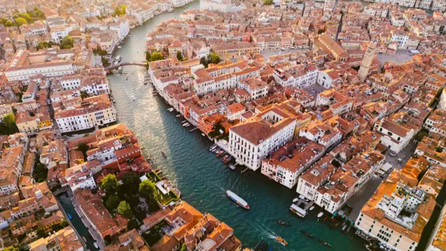 நீரில் மிதக்கும் வெனிஸ் நகரம் கட்டமைக்கப்பட்டது எப்படி? கட்டடக் கலை வரலாறு