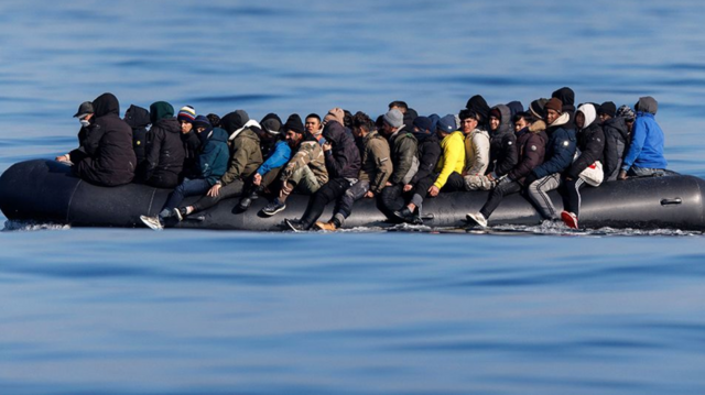 Göçmenleri taşıyan şişme bot