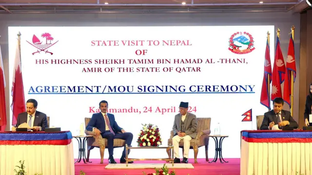 कतार र नेपालका अधिकारीहरू समझदारीपत्रमा हस्ताक्षर गर्दै 