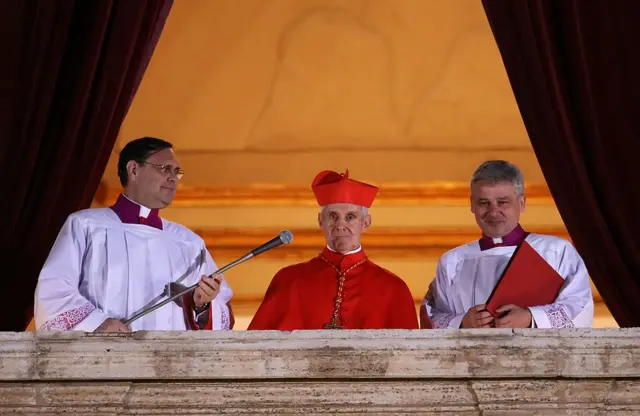 أعلن الكاردينال الفرنسي جان لوي توران (وسط الصورة) انتخاب البابا الجديد فرنسيس الأول على الشرفة المركزية لكاتدرائية القديس بطرس في 13 مارس/آذار 2013 في الفاتيكان