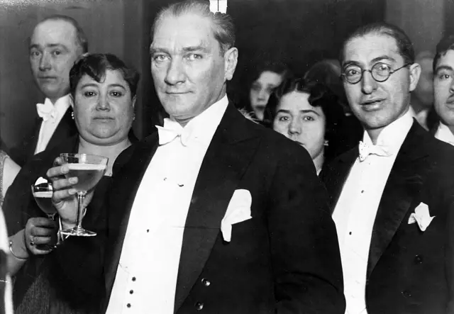 Atatürk'ün 1929 yılında, manevi kızı Nebile İrdelp'in düğünündeki fotoğrafı
