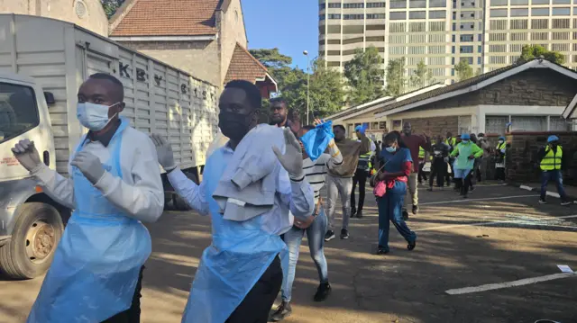 Abaganga bari bubatse ihema ry'ubutabazi kw'isengero nkuri i Nairobi kugira ngo batabare abari mu myiyerekano basohowe ku nguvu n'igisirikare