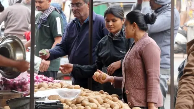 ਆਲੂ ਖਰੀਦਦੇ ਲੋਕ 