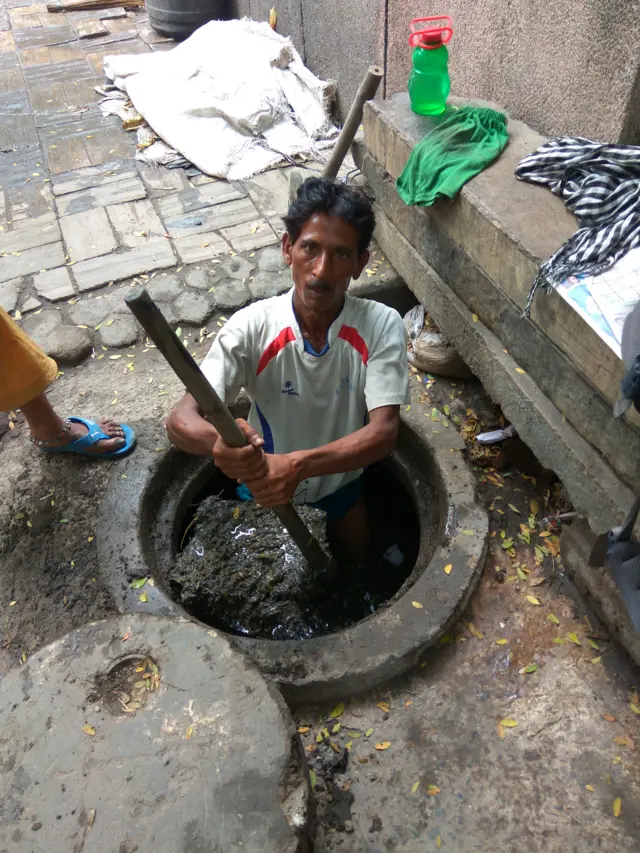 हाताने मैला साफ करणं