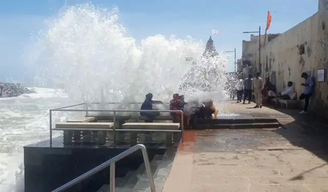 દેવભૂમિ દ્વારકાના ગોમતી ઘાટ પર દરિયાઈ ઊંચાં મોજાં