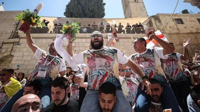 مسيحيون فلسطينيون يضيئون الشموع احتفالاً بالنور المقدس في كنيسة القيامة، التي يُقال إنها الموقع الذي صُلب فيه المسيح ودُفن، في البلدة القديمة بالقدس.




