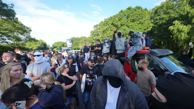 ፖሊስ ዝዀነ መሸፈኒ ኣፍን ገፅን ክእለ ኣዊጁ ኣሎ