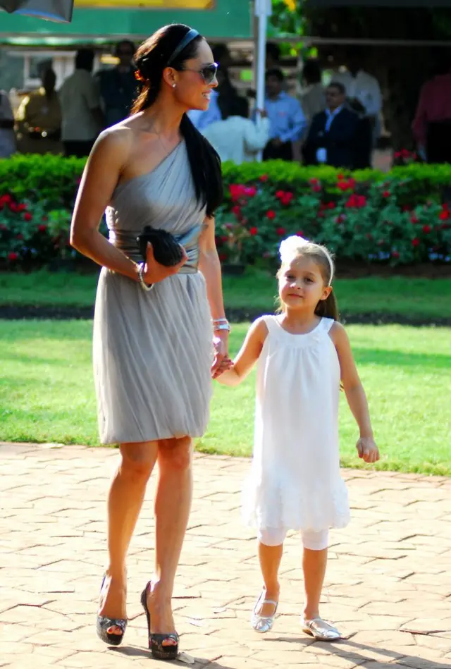 सेलिना वाडिया और एला वाडिया 11 मार्च 2012 को मुंबई के महालक्ष्मी रेसकोर्स में सीएन वाडिया गोल्ड कप घुड़दौड़ के दौरान