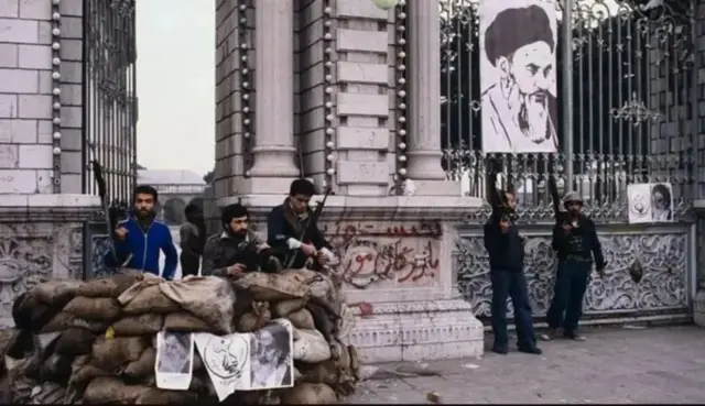 Soldados em uma barricada no Irã.
