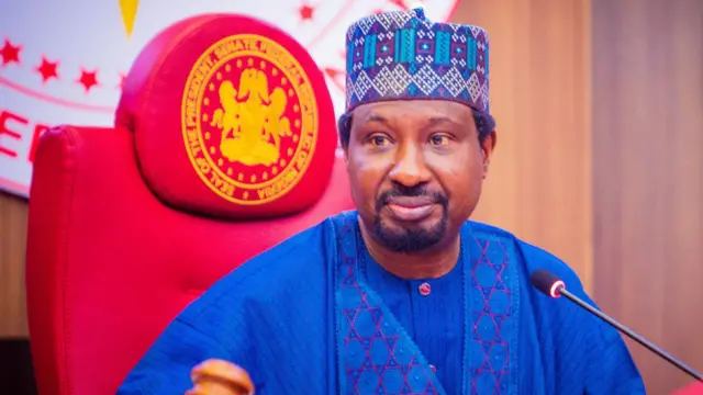 Barau Jibrin zaune kan kujerar shugaban majalaisar dattawa yayin wani zaman majalisar sanye da shuɗayen tufafi