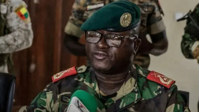 Brigadier General Denis N'Canha wari usanzwe ukuriye umutwe w'ingabo urinda umukuru w'igihugu ni we watangaje impamvu agatsiko k'abasirikare kafashe ubutegetsi
