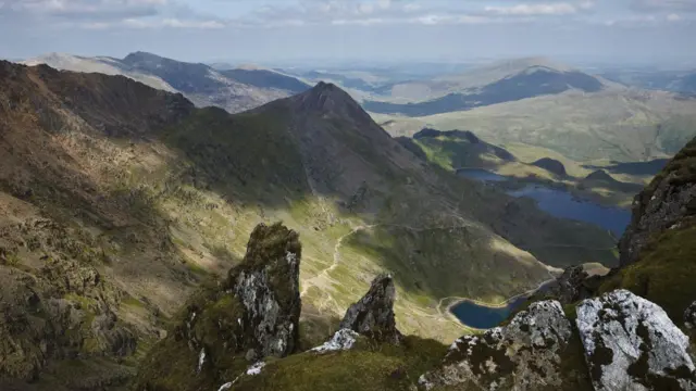 Widok na Crib Goch i Pyg Track z Llynem Glaslynem i Llynem Llydawem ze szczytu Snowdon, Gwynedd, Walia, Wielka Brytania