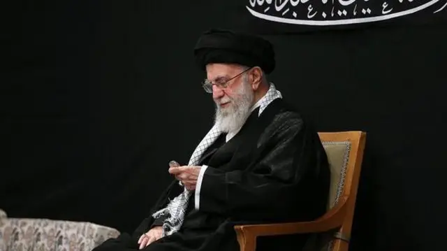 علی خامنهای پس از چند هفته غیبت، برای نخستین بار از زمان حمله اسرائیل به ایران، در شب عاشورا در مراسمهای عمومی حاضر شد و از محمود کریمی، مداح حکومتی خواست که سرود «ای ایران» بخواند