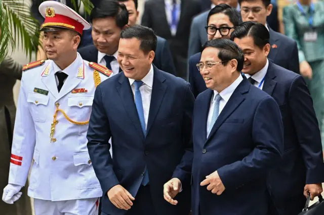 Thủ tướng Việt Nam Phạm Minh Chính (phải) và Thủ tướng Campuchia Hun Manet (giữa) đi dạo trong lễ đón tiếp tại Hà Nội vào ngày 11 tháng 12 năm 2023