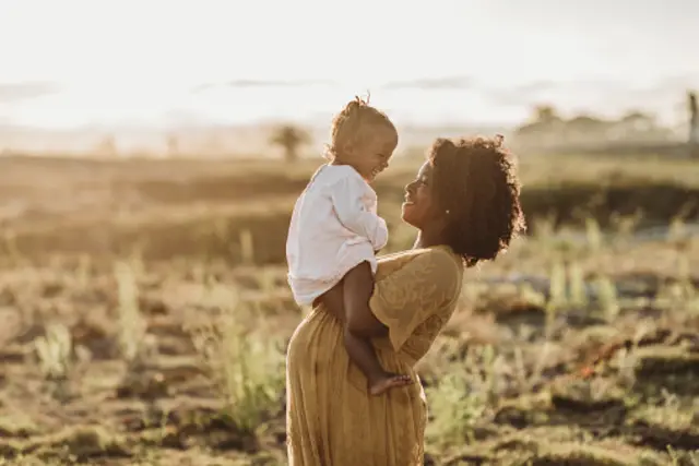 Une mère et son enfant.